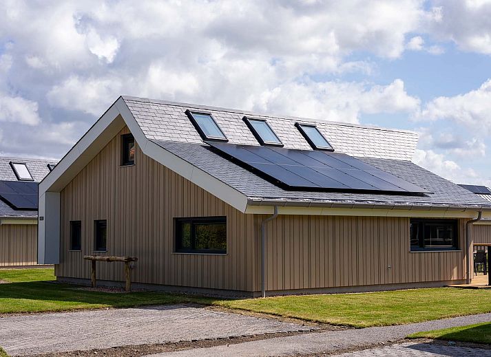 Luchtfoto van Vrijstaande woning in Breskens, vakantiehuis in Zeeuws-Vlaanderen met uitzicht op water en moderne architectuur.