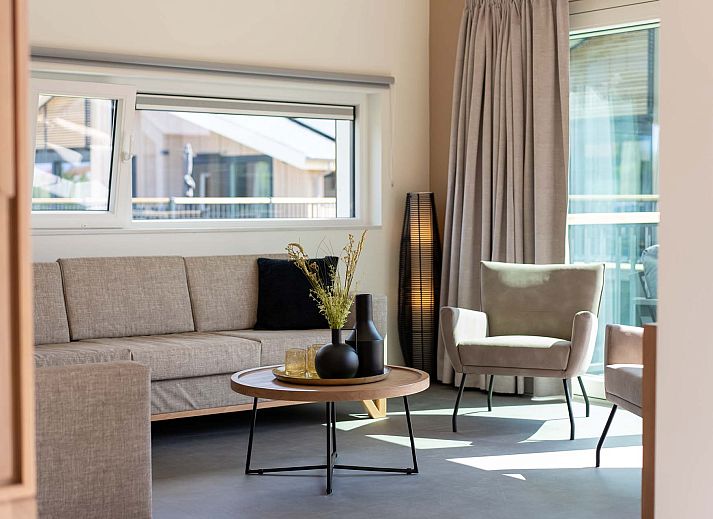 Ruim terras van Vrijstaande woning in Breskens, vakantiehuis in Zeeland met comfortabele zitplaatsen en uitzicht op de omgeving.