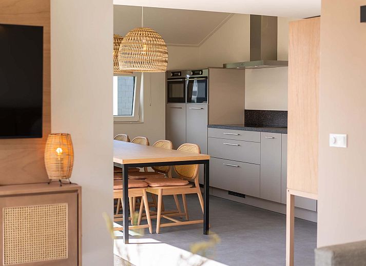 Ruim terras van Vrijstaande woning in Breskens, vakantiehuis in Zeeland met comfortabele zitplaatsen en uitzicht op de omgeving.