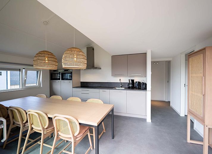 Ruim terras van Vrijstaande woning in Breskens, vakantiehuis in Zeeland met comfortabele zitplaatsen en uitzicht op de omgeving.