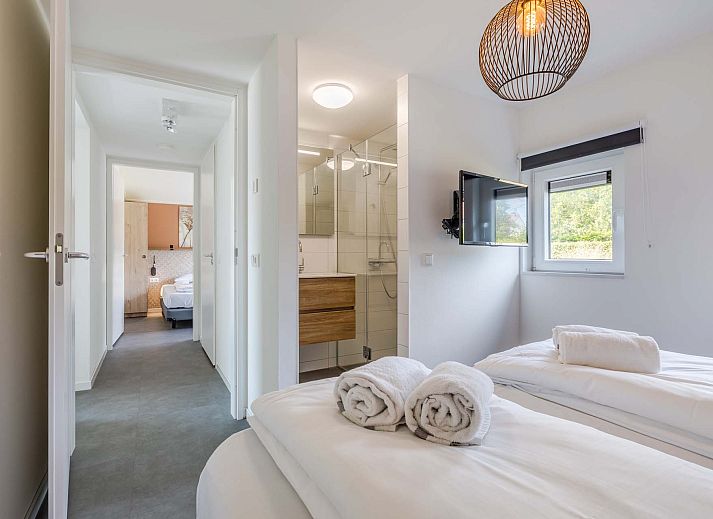 Gezellig balkon van Vrijstaande woning in Breskens, vakantiehuis in Zeeland met uitzicht op water en omliggende natuur.