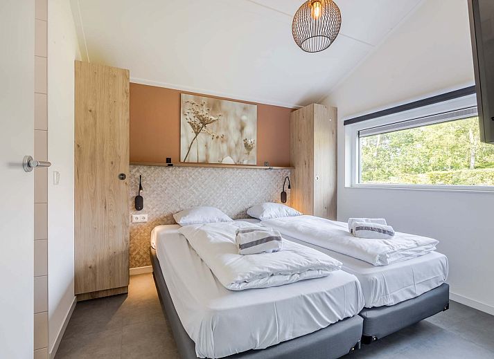 Gezellig balkon van Vrijstaande woning in Breskens, vakantiehuis in Zeeland met uitzicht op water en omliggende natuur.