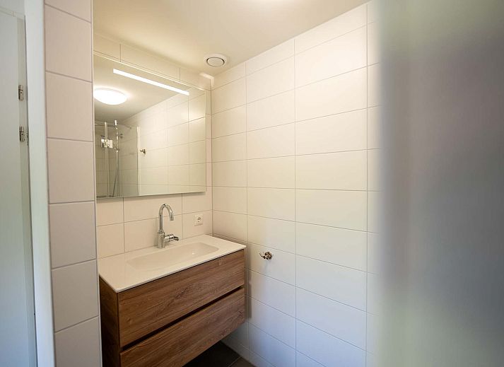 Buitenzijde van Vrijstaande woning in Breskens, vakantiehuis in Zeeuws-Vlaanderen met zonnepanelen en moderne architectuur.