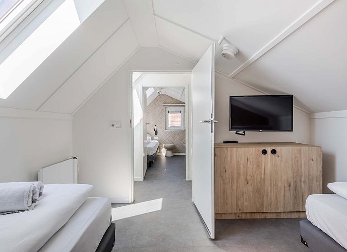 Stijlvolle woonkamer van Vrijstaande woning in Breskens, vakantiehuis in Zeeland met grote ramen en veel natuurlijk licht.