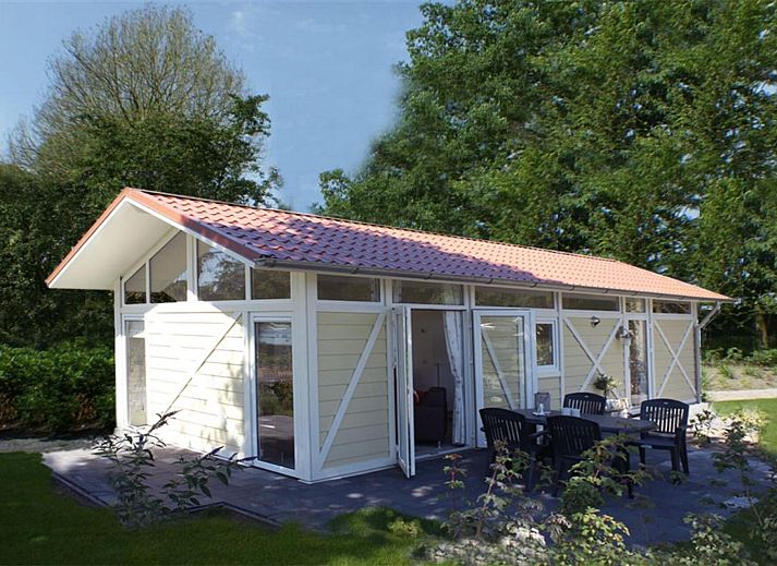 Gemuetliches Ferienhaus Cabana 4 in Breskens, Zeeuws-Vlaanderen, mit sonniger Terrasse und gruener Umgebung, ideal fuer einen entspannten Aufenthalt.