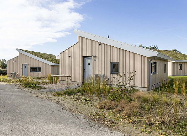 Auenansicht des freistehenden Hauses in Breskens, Ferienhaus in Zeeuws-Vlaanderen mit moderner Architektur und sonniger Veranda.