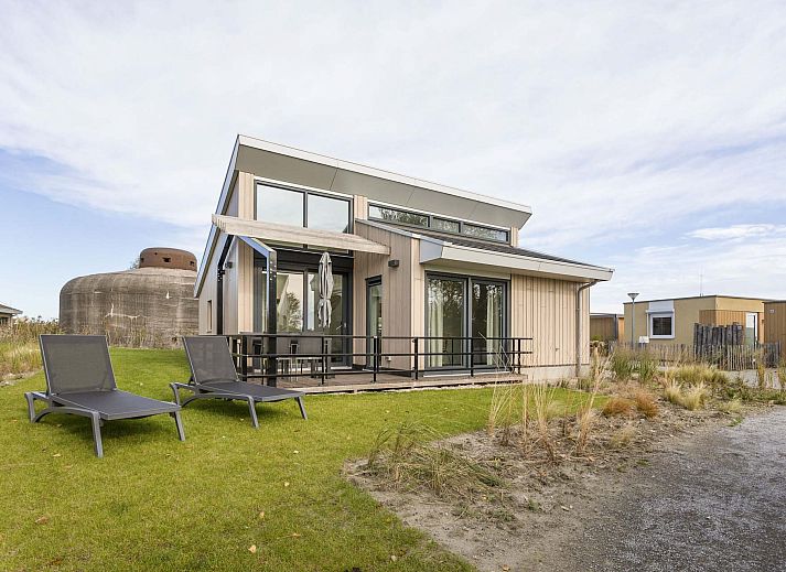 Auenansicht des freistehenden Hauses in Breskens, Ferienhaus in Zeeuws-Vlaanderen mit moderner Architektur und sonniger Veranda.