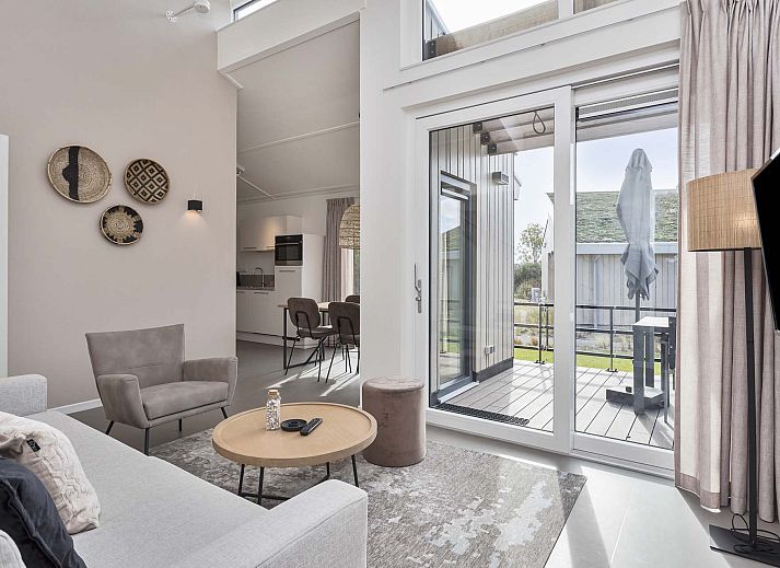 Auenansicht des freistehenden Hauses in Breskens, Ferienhaus in Zeeuws-Vlaanderen mit moderner Architektur und sonniger Veranda.