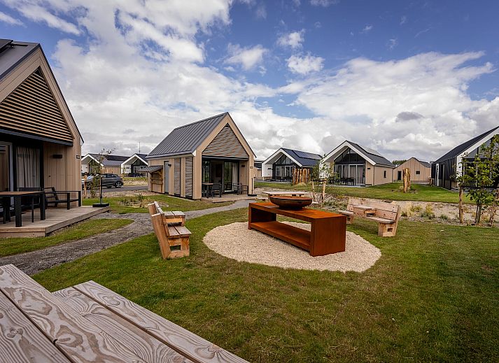 Helles Wohnzimmer in Einfamilienhaus in Breskens, Ferienhaus in Zeeuws-Vlaanderen mit Zugang zur Terrasse.