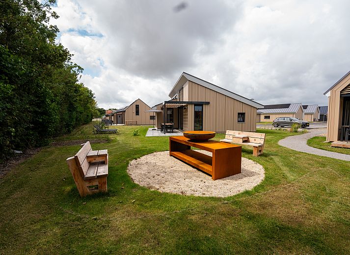 Helles Wohnzimmer in Einfamilienhaus in Breskens, Ferienhaus in Zeeuws-Vlaanderen mit Zugang zur Terrasse.