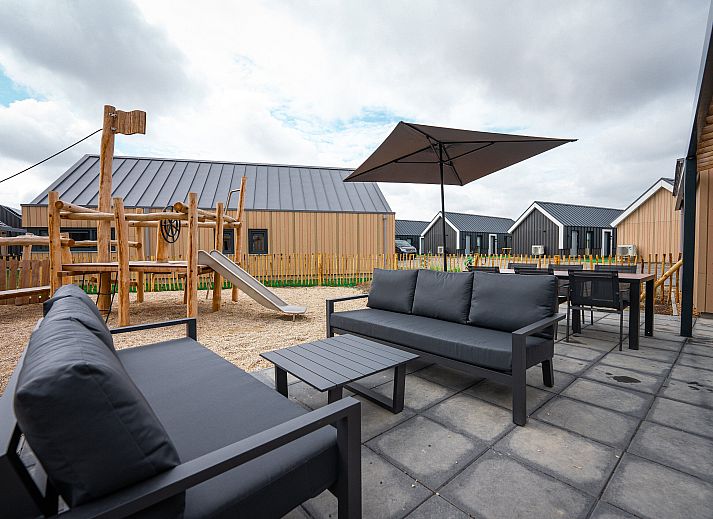 Stilvolles Wohnzimmer des Einfamilienhauses in Breskens, Ferienhaus in Zeeland mit komfortablen Mbeln und Dekoration.