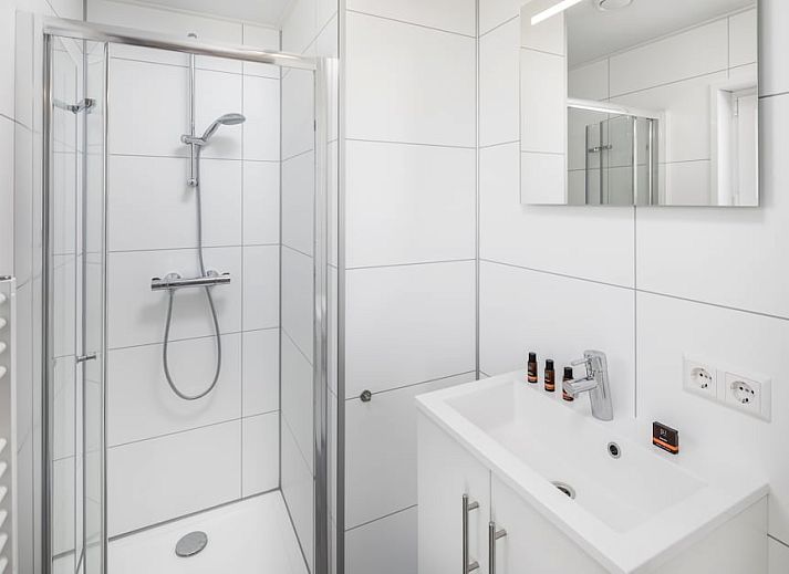 L4A Comfort vakantiehuis in Nieuwvliet-Bad, Zeeuws-Vlaanderen met moderne woonkamer en uitzicht op terras en tuin