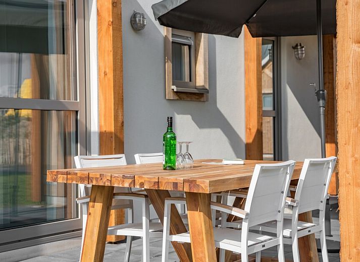 L4A Comfort vakantiehuis in Nieuwvliet-Bad, Zeeuws-Vlaanderen met moderne woonkamer en uitzicht op terras en tuin