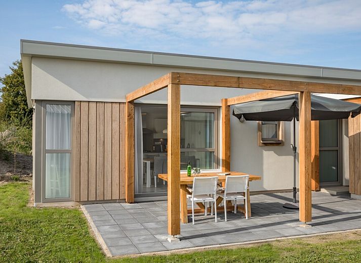 L4A Comfort vakantiehuis in Nieuwvliet-Bad, Zeeuws-Vlaanderen met moderne woonkamer en uitzicht op terras en tuin