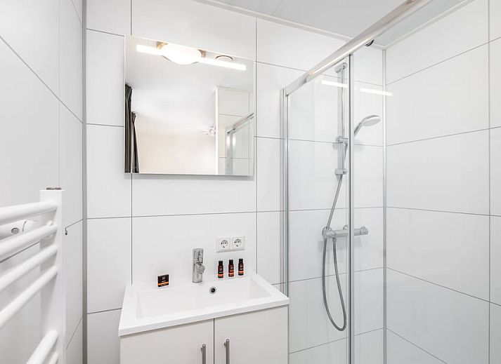 L6B Komfort-Ferienhaus in Nieuwvliet-Bad, Zeeland mit Holzfassade und Terrasse, umgeben von Duenen und Natur.