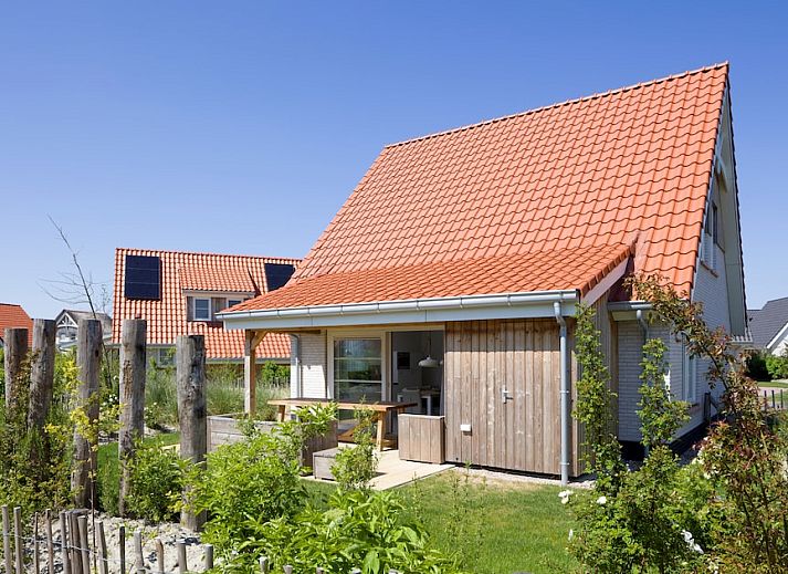 V8 Luxus-Ferienhaus in Nieuwvliet-Bad, Zeeuws-Vlaanderen mit schoenem Garten und moderner Architektur.
