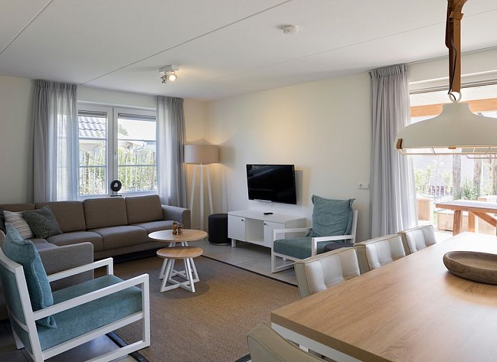 V8 Luxus-Ferienhaus in Nieuwvliet-Bad, Zeeuws-Vlaanderen mit schoenem Garten und moderner Architektur.