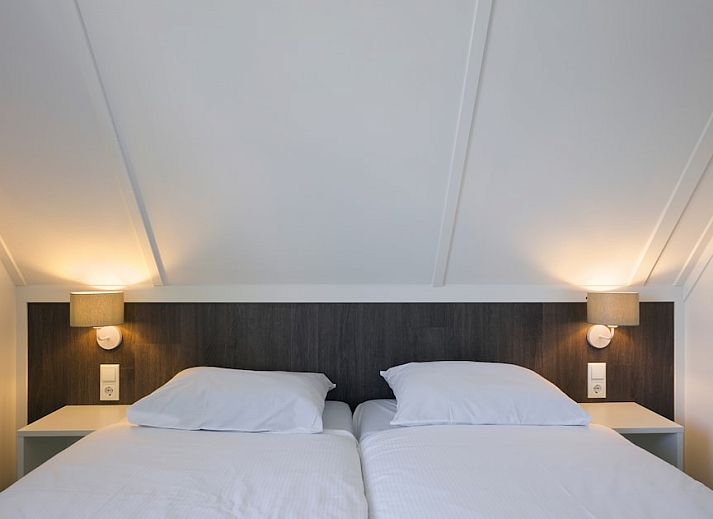 Gemuetliches Wohnzimmer im V8 Luxus-Ferienhaus in Nieuwvliet-Bad, Zeeland, mit komfortabler Sitzecke.