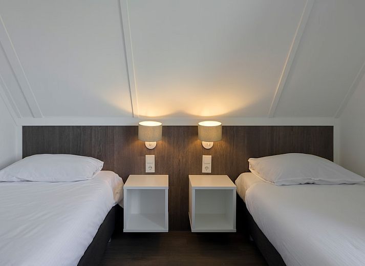 Gemuetliches Wohnzimmer im V8 Luxus-Ferienhaus in Nieuwvliet-Bad, Zeeland, mit komfortabler Sitzecke.