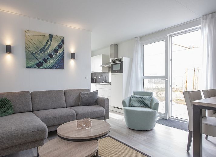 Geniessen Sie die moderne Veranda des Ferienhauses L4S Comfort in Nieuwvliet-Bad, Zeeuws-Vlaanderen, ideal zum Entspannen in Zeeland.
