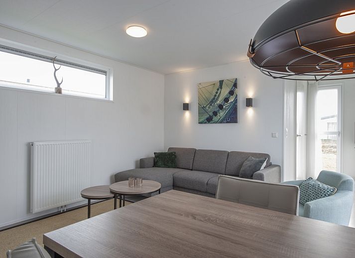 Geniessen Sie die moderne Veranda des Ferienhauses L4S Comfort in Nieuwvliet-Bad, Zeeuws-Vlaanderen, ideal zum Entspannen in Zeeland.