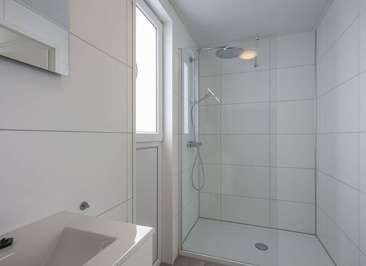 Luxurioeses Badezimmer mit Sauna im Ferienhaus L4S Comfort, Nieuwvliet-Bad, Zeeuws-Vlaanderen, ideal fuer Entspannung in Zeeland.