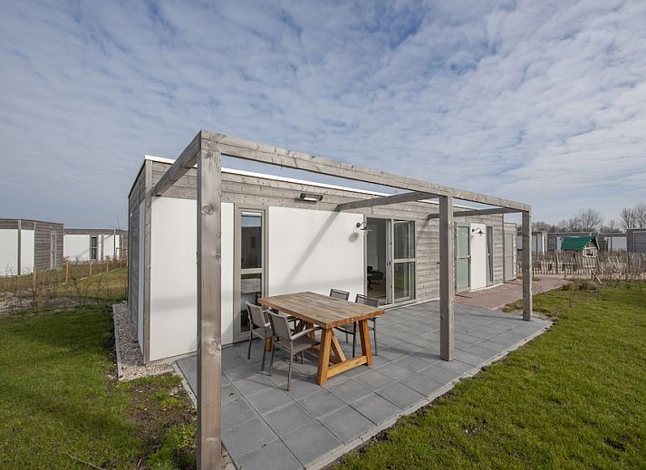 Geniessen Sie die Terrasse von L4 Comfort, einem Ferienhaus in Nieuwvliet-Bad, Zeeuws-Vlaanderen, umgeben von der ruhigen Natur Zeelands.