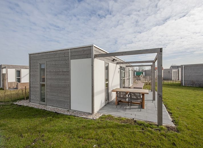 Geniessen Sie die Terrasse von L4 Comfort, einem Ferienhaus in Nieuwvliet-Bad, Zeeuws-Vlaanderen, umgeben von der ruhigen Natur Zeelands.
