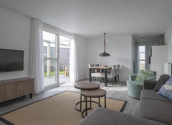 Geniessen Sie die Terrasse von L4 Comfort, einem Ferienhaus in Nieuwvliet-Bad, Zeeuws-Vlaanderen, umgeben von der ruhigen Natur Zeelands.