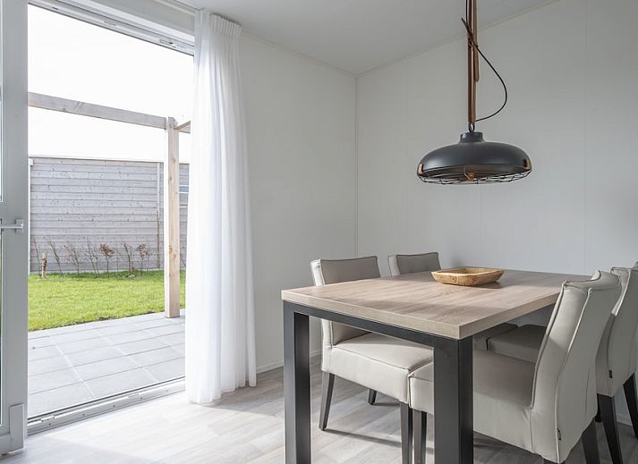 Geniessen Sie die Terrasse von L4 Comfort, einem Ferienhaus in Nieuwvliet-Bad, Zeeuws-Vlaanderen, umgeben von der ruhigen Natur Zeelands.