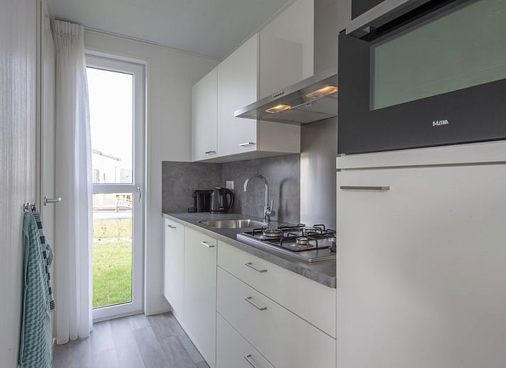 Geniessen Sie die moderne Veranda des Ferienhauses L4 Comfort in Nieuwvliet-Bad, Zeeuws-Vlaanderen, umgeben von gruener Natur.