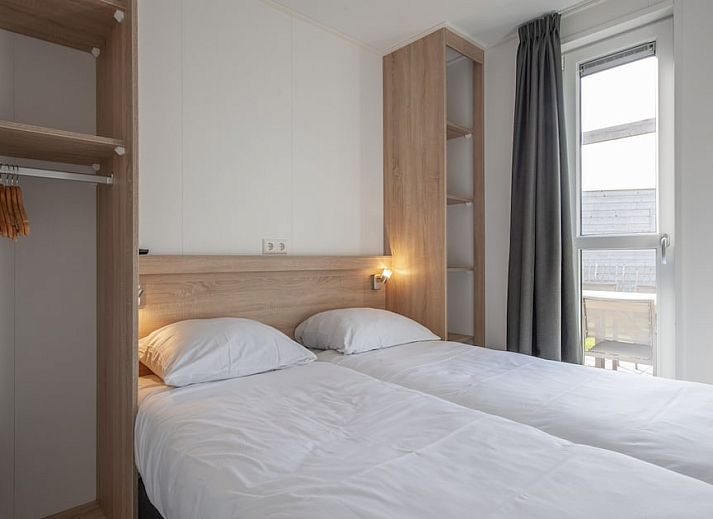 Geniessen Sie die moderne Veranda des Ferienhauses L4 Comfort in Nieuwvliet-Bad, Zeeuws-Vlaanderen, umgeben von gruener Natur.