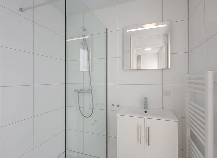 Geniessen Sie die moderne Veranda des Ferienhauses L4 Comfort in Nieuwvliet-Bad, Zeeuws-Vlaanderen, umgeben von gruener Natur.