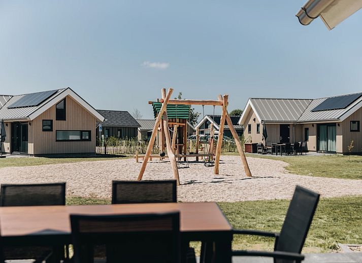 Moderne Kueche und Essbereich in der Babylodge 4+1, einer Glamping-Lodge in Nieuwvliet-Bad, Zeeuws-Vlaanderen, ideal fuer einen entspannten Urlaub.