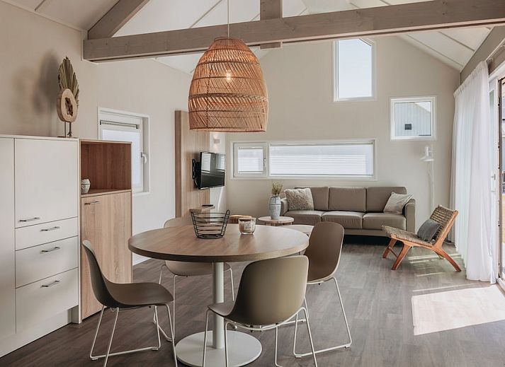 Mindervalide 4 vakantiehuis in Nieuwvliet-Bad, Zeeuws-Vlaanderen met zonnig terras en moderne architectuur in Zeeland.