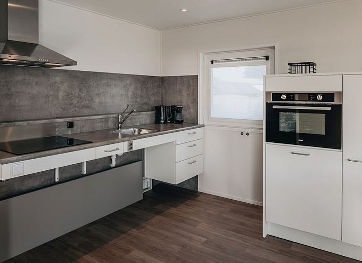 Mindervalide 4 vakantiehuis in Nieuwvliet-Bad, Zeeuws-Vlaanderen met zonnig terras en moderne architectuur in Zeeland.