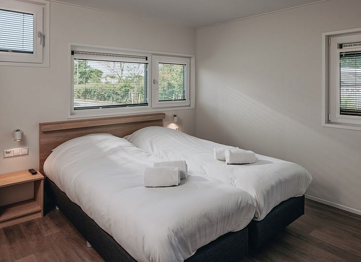 Gezellige woonkamer in Mindervalide 4 vakantiehuis, Nieuwvliet-Bad, Zeeuws-Vlaanderen met moderne inrichting en veel natuurlijk licht.