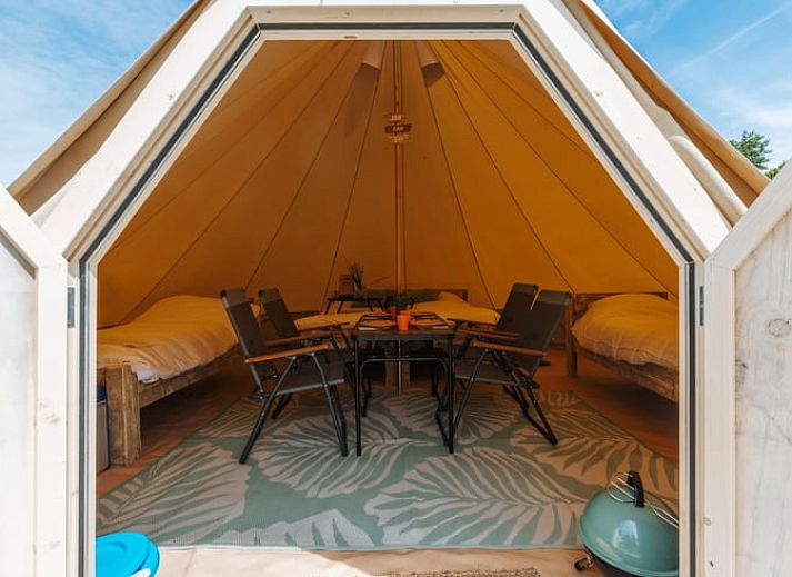 Kind spielt mit Ball im Safarizelt in einem Ferienhaus in Nieuwvliet-Bad, Zeeuws-Vlaanderen, Zeeland.