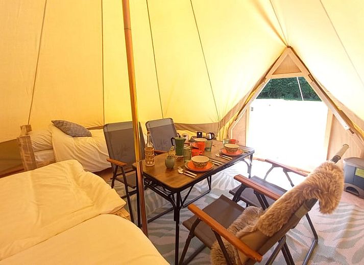 Rustikales Safarizelt im Ferienhaus in Nieuwvliet-Bad, umgeben von Natur in Zeeuws-Vlaanderen, Zeeland.