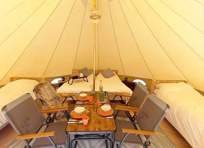 Rustikales Safarizelt im Ferienhaus in Nieuwvliet-Bad, umgeben von Natur in Zeeuws-Vlaanderen, Zeeland.