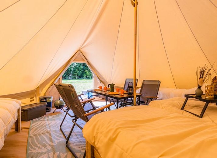 Rustikales Safarizelt im Ferienhaus in Nieuwvliet-Bad, umgeben von Natur in Zeeuws-Vlaanderen, Zeeland.