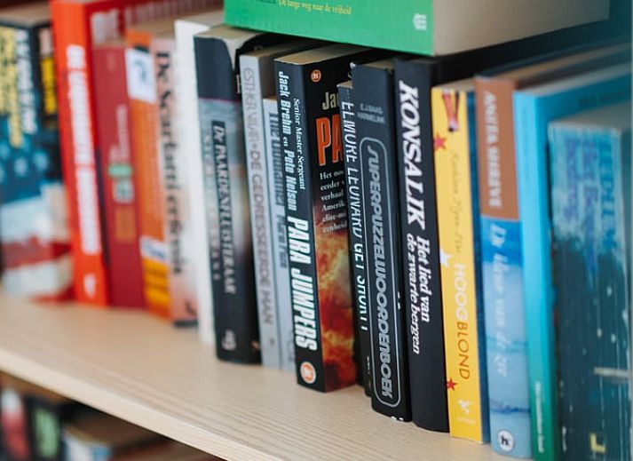 Familie geniesst Picknick im Safarizelt im Ferienhaus in Nieuwvliet-Bad, Zeeuws-Vlaanderen, Zeeland.