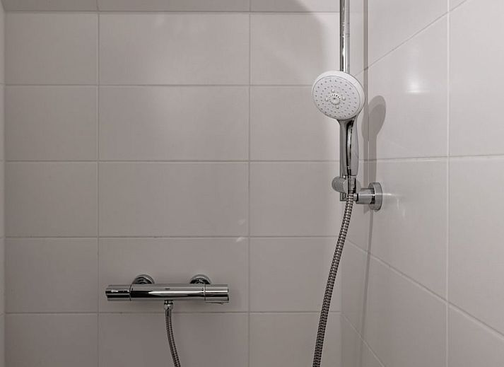 Geniessen Sie die Entspannung in der luxurioesen Sauna der Watervilla 9A Luxe in Cadzand-bad, Zeeuws-Vlaanderen, perfekt fuer einen erholsamen Urlaub.