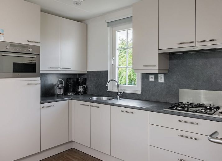 Watervilla 9A Luxe in Cadzand-bad, Zeeland, bietet ein schoenes Ferienhaus mit einem grossen Garten und Sonnenliegen in einer ruhigen Umgebung.