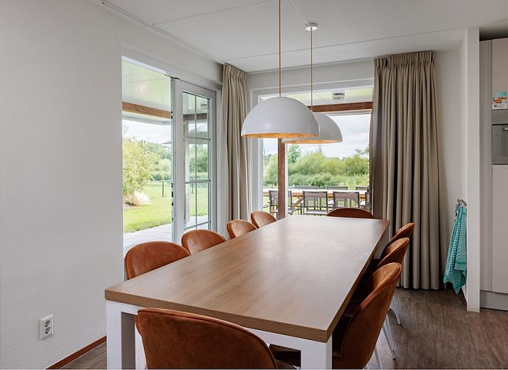 Watervilla 9A Luxe in Cadzand-bad, Zeeland, bietet ein schoenes Ferienhaus mit einem grossen Garten und Sonnenliegen in einer ruhigen Umgebung.