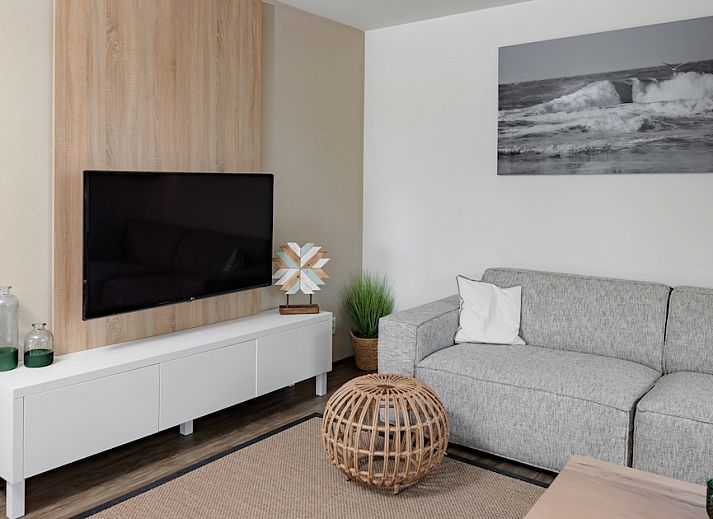 Entspannen Sie sich auf der stilvollen Veranda von Watervilla 9A Luxe in Cadzand-bad, Zeeuws-Vlaanderen, einem Luxusferienhaus in Zeeland.