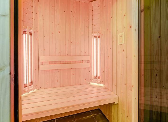 Villa 6B in Cadzand-bad, Zeeuws-Vlaanderen, biedt een zonnig terras en groene tuin voor een ontspannen vakantiehuis ervaring.