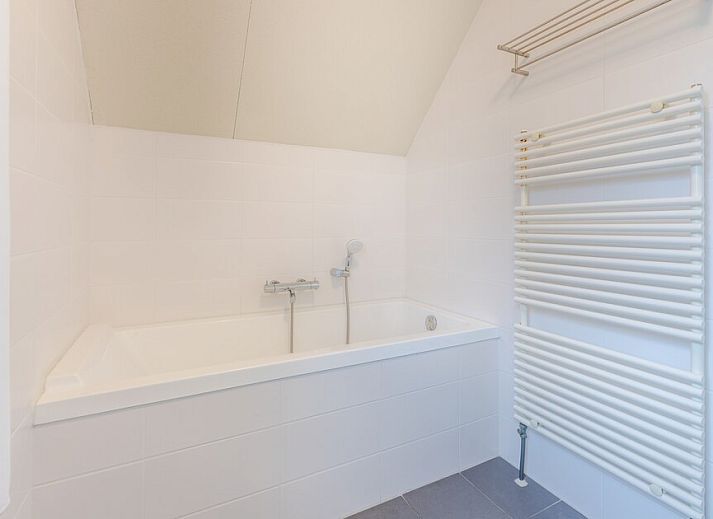 Moderne badkamer in Villa 6B, een vakantiehuis in Cadzand-bad, Zeeuws-Vlaanderen, Zeeland met stijlvolle wastafel en douche.