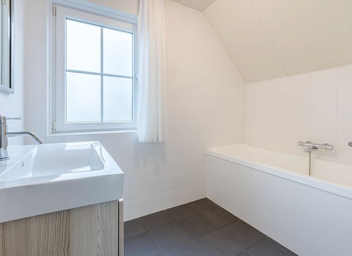 Moderne badkamer in Villa 6B, een vakantiehuis in Cadzand-bad, Zeeuws-Vlaanderen, Zeeland met stijlvolle wastafel en douche.