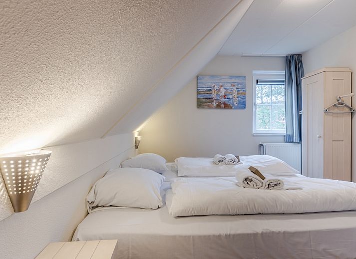 Moderne badkamer met sauna in Villa 6B, een vakantiehuis in Cadzand-bad, Zeeuws-Vlaanderen, Zeeland.